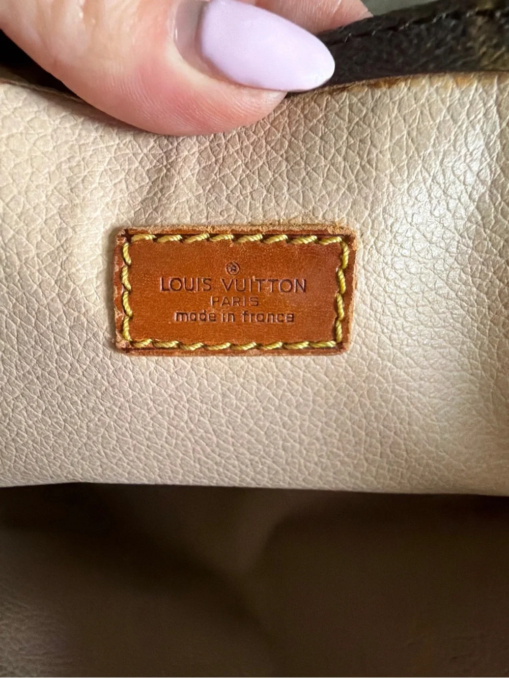 Louis Vuitton sac plat -vintage. Coa included
